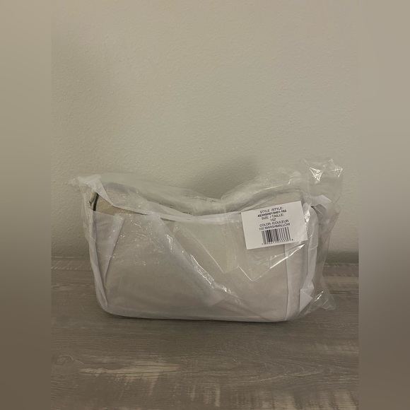 Marc Jacobs convertible shoulder hobo bag/purse with logo strap in marshmallow - Picture 11 of 12